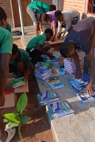 secondary-school-malawi-buecher