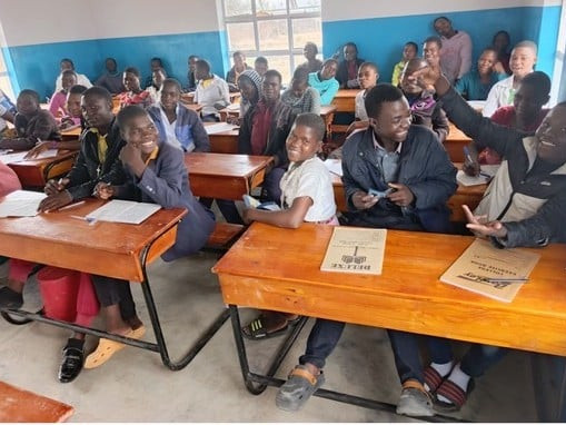 Sch&uuml;ler der im Klassenzimmer der Baak Secondary School
