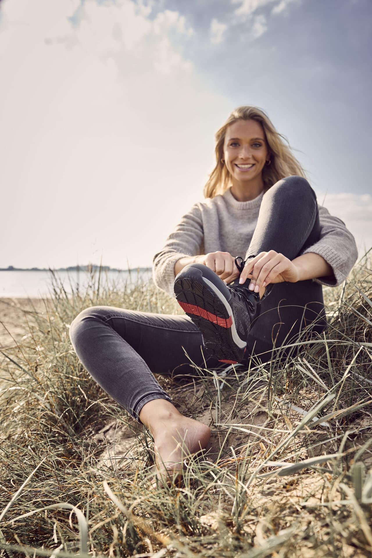 Frau am Strand tr&auml;gt Pegasus Barfu&szlig;-Sicherheitsschuh