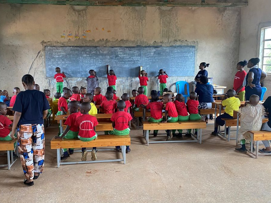 Klassenzimmer mit Schülern im Unterricht